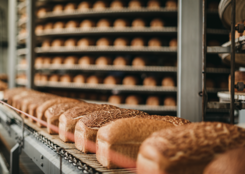 Parte de la línea de producción de pan a nivel industrial